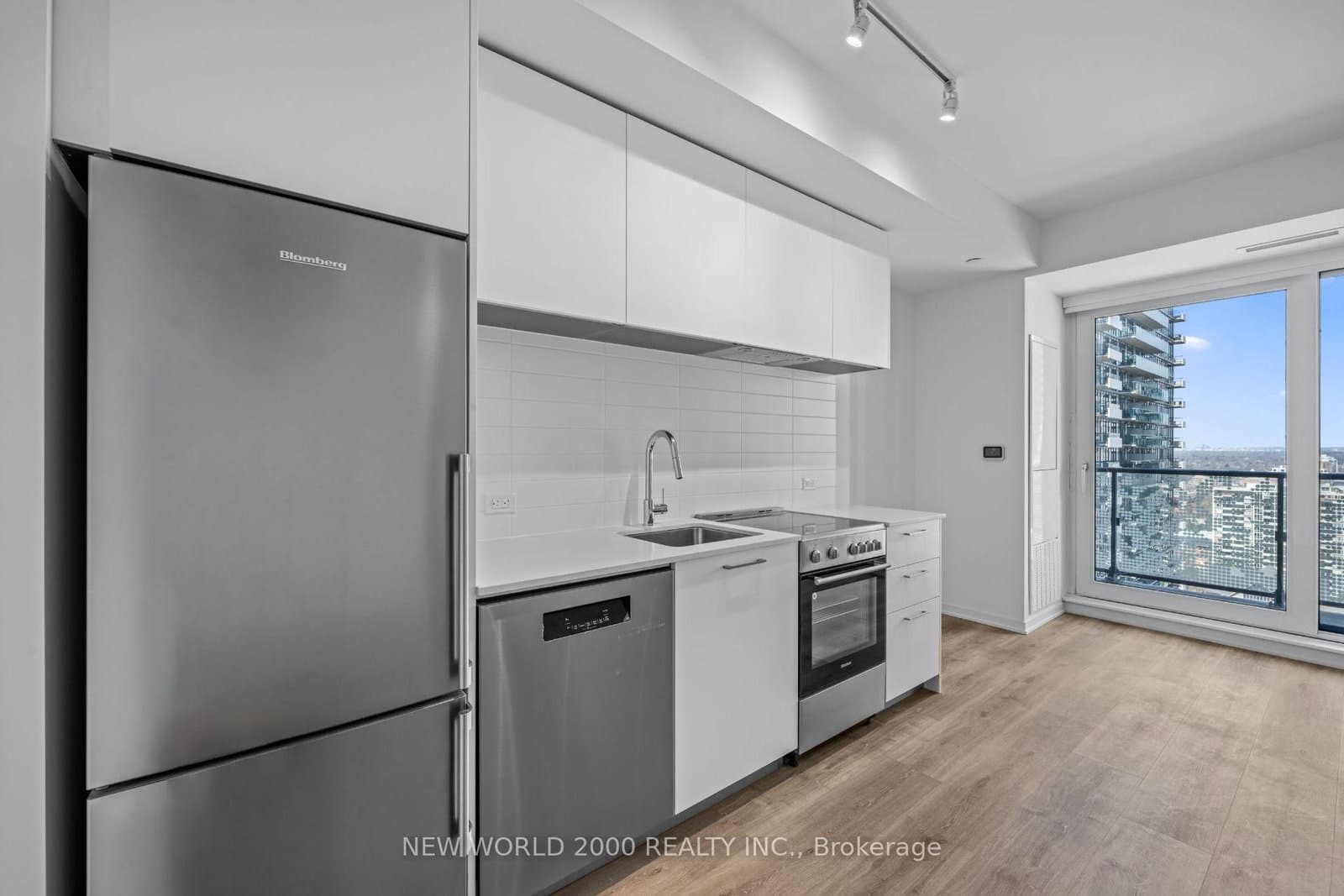 101 Roehampton Avenue, Unit 2513 thumbnail 4