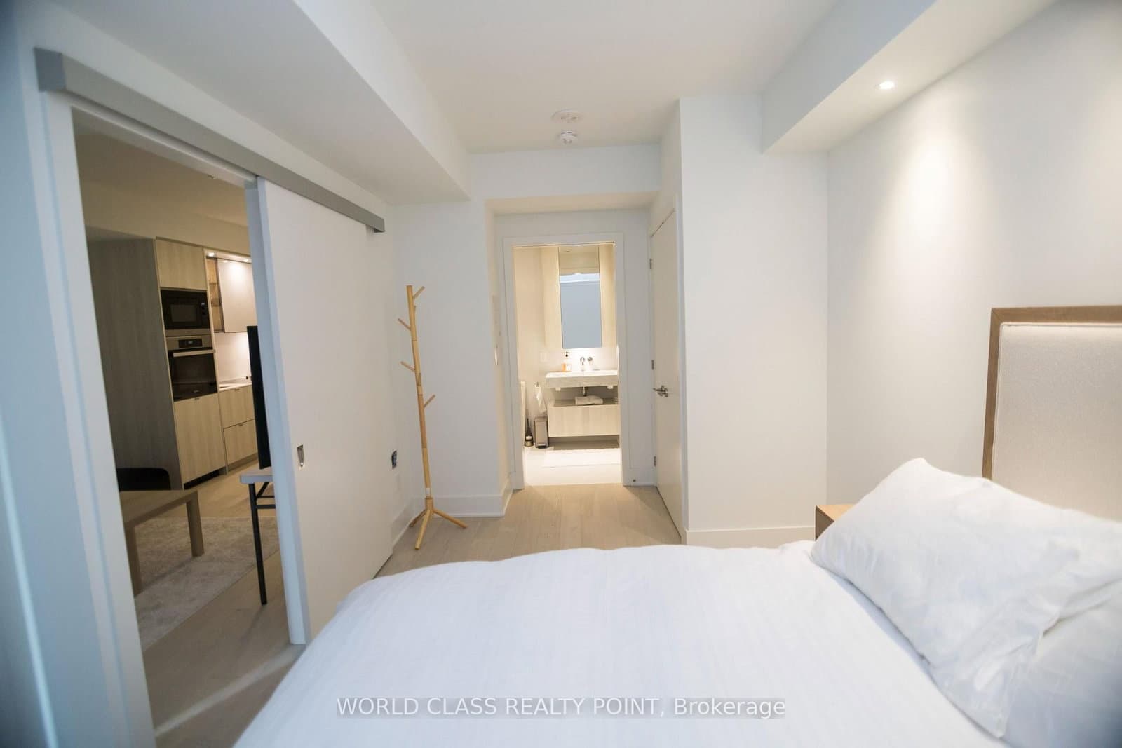 11 Yorkville Avenue, Unit 1807 thumbnail 15