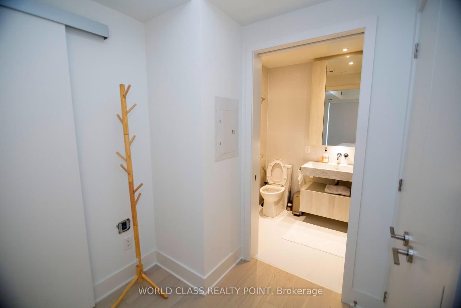 11 Yorkville Avenue, Unit 1807 thumbnail 16