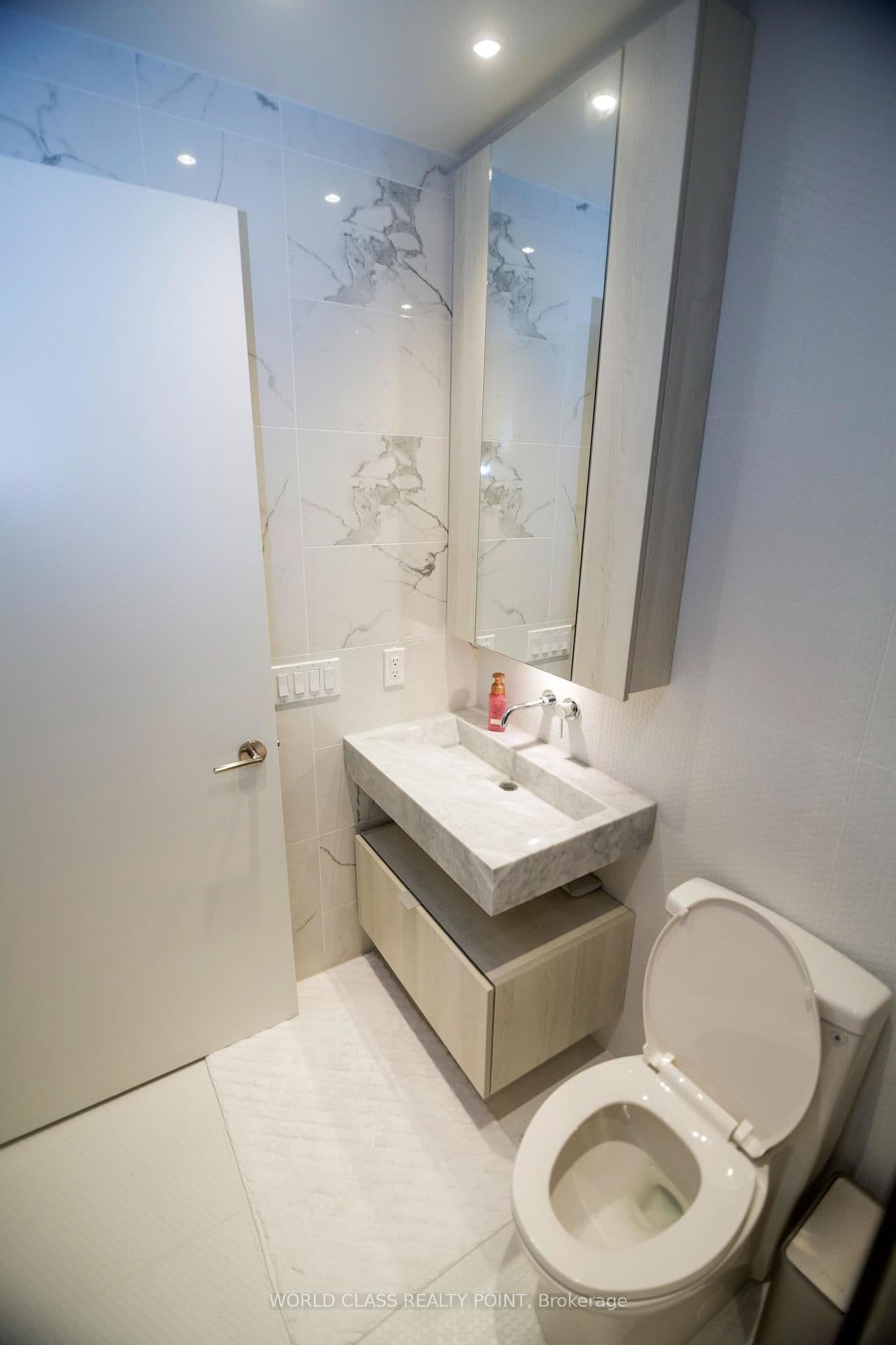 11 Yorkville Avenue, Unit 1807 thumbnail 38