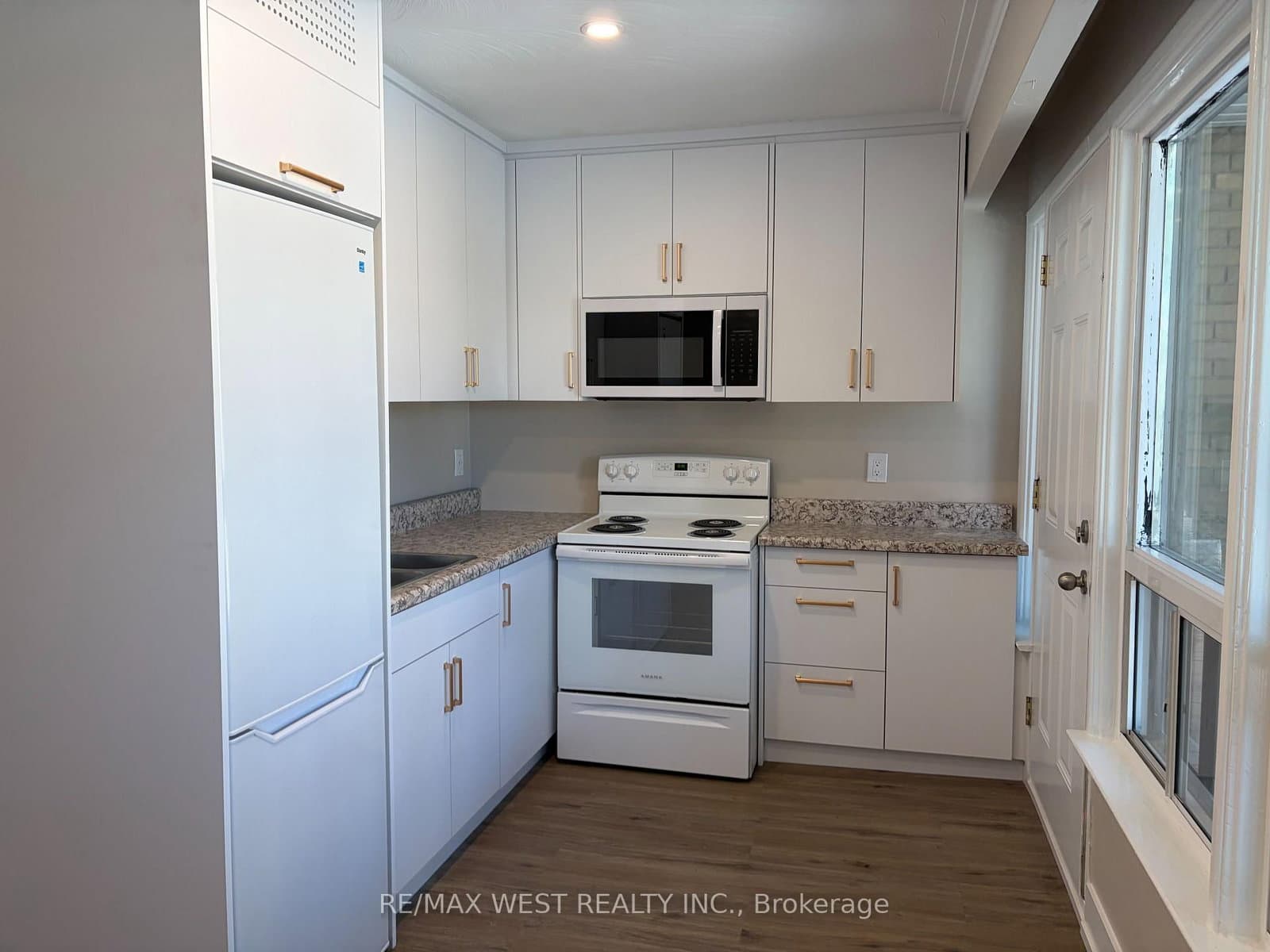 1697 Dundas Street W, Unit Apt 1 thumbnail 13