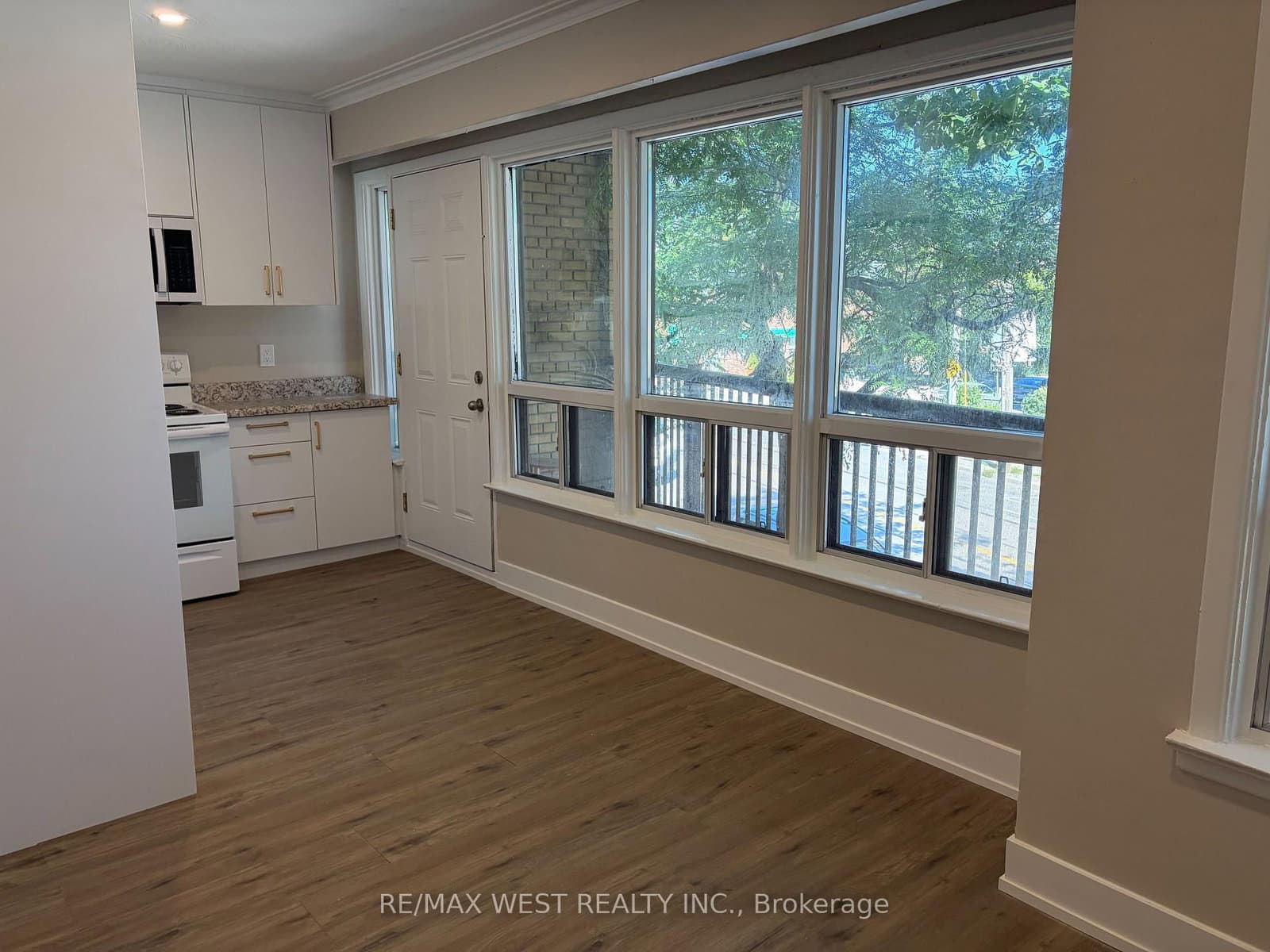 1697 Dundas Street W, Unit Apt 1 thumbnail 16