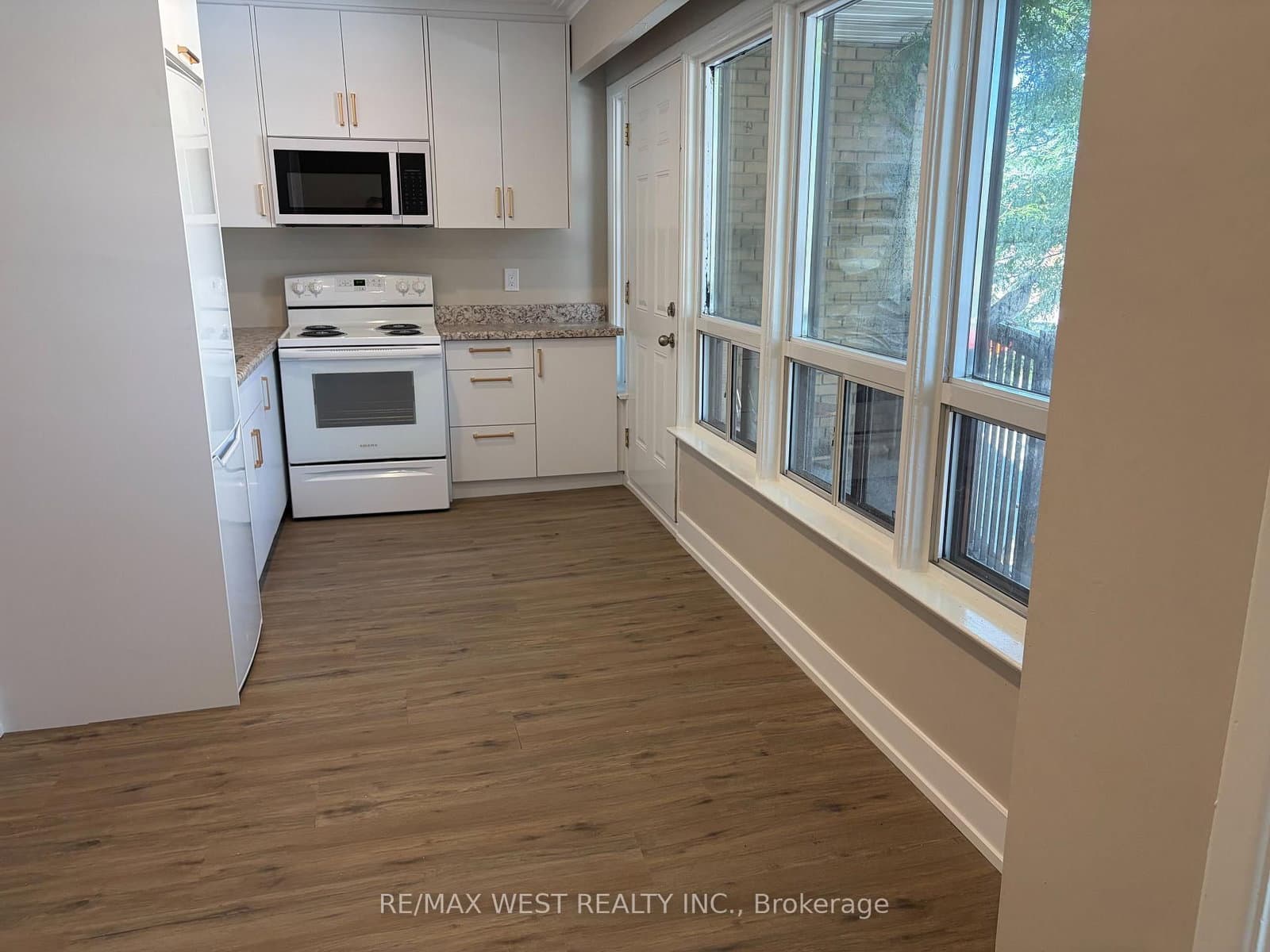 1697 Dundas Street W, Unit Apt 1 thumbnail 17