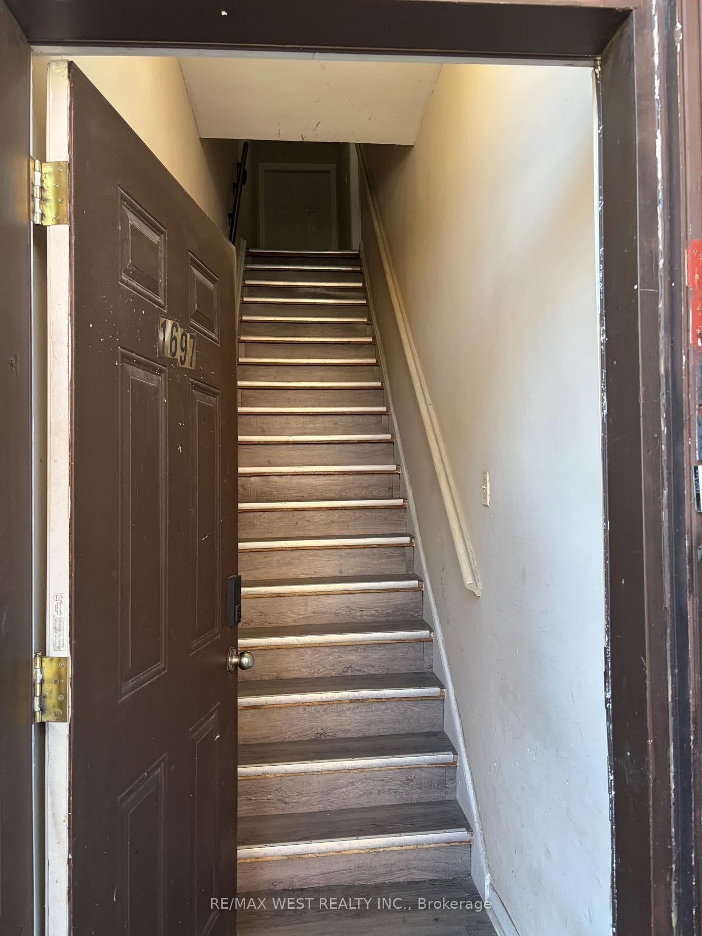 1697 Dundas Street W, Unit Apt 1 thumbnail 2