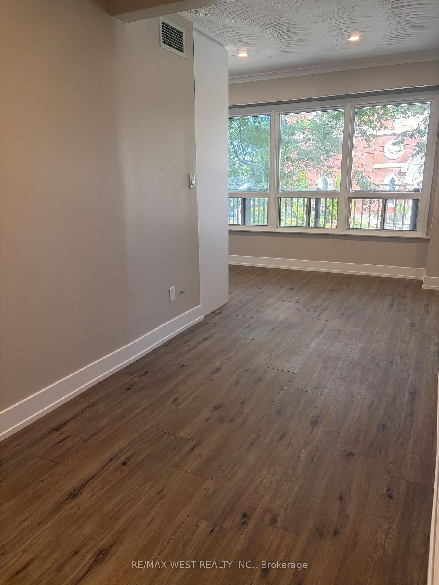 1697 Dundas Street W, Unit Apt 1 thumbnail 3