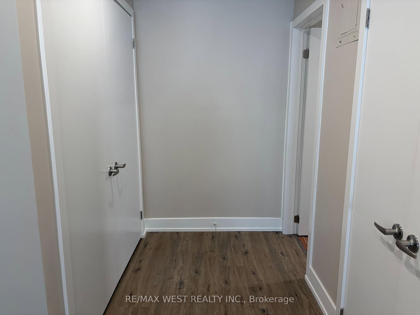 1697 Dundas Street W, Unit Apt 1 thumbnail 4