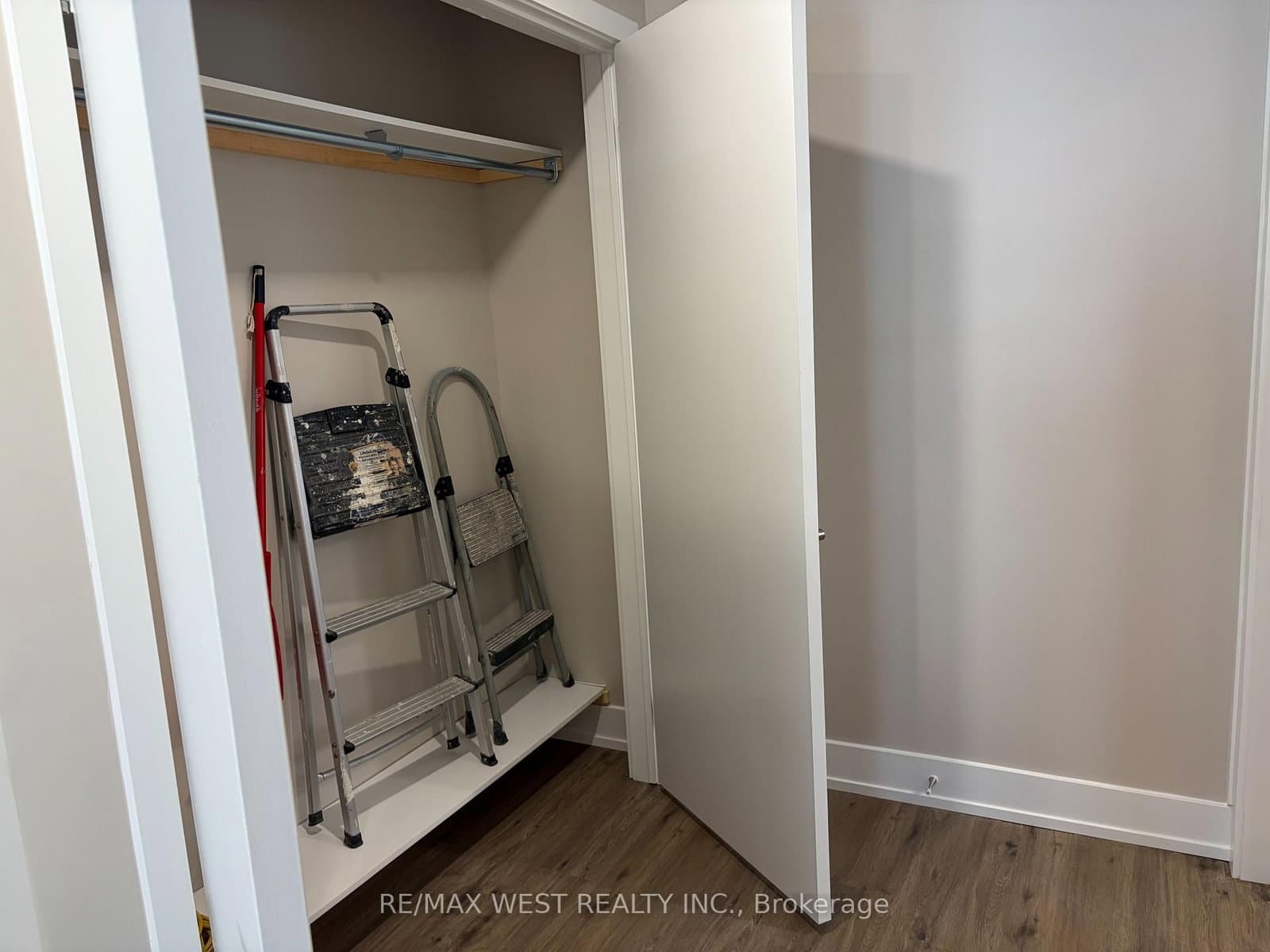 1697 Dundas Street W, Unit Apt 1 thumbnail 5
