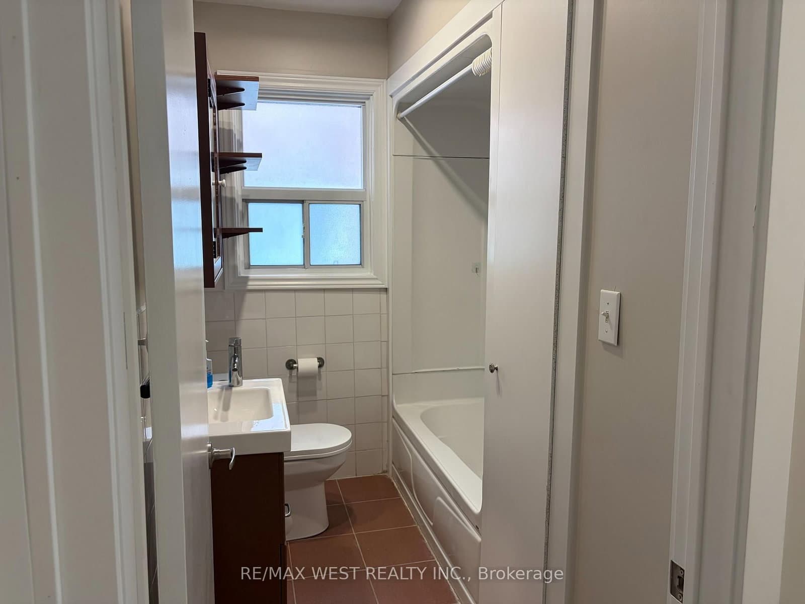 1697 Dundas Street W, Unit Apt 1 thumbnail 6
