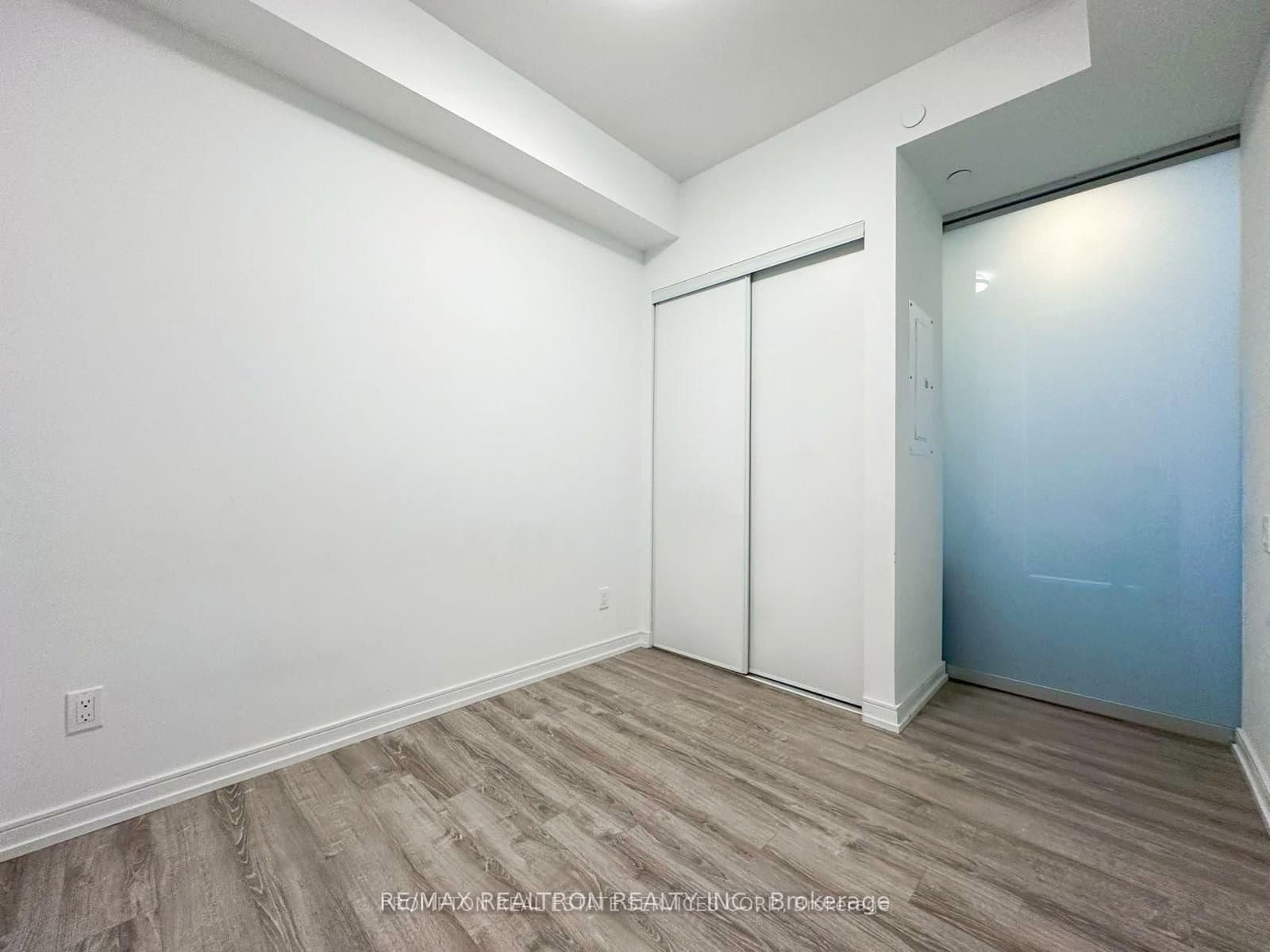 28 Wellesley Street E, Unit 1002 thumbnail 8