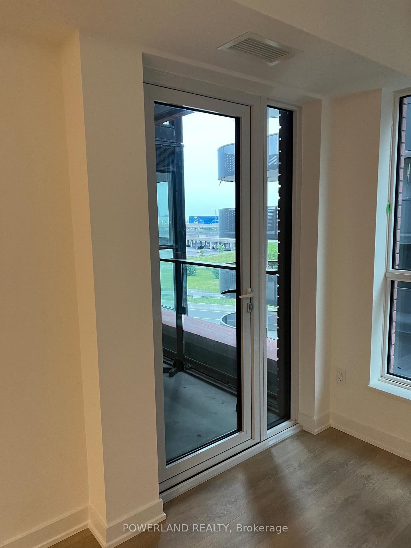 8 Tippett Road, Unit 522 thumbnail 12