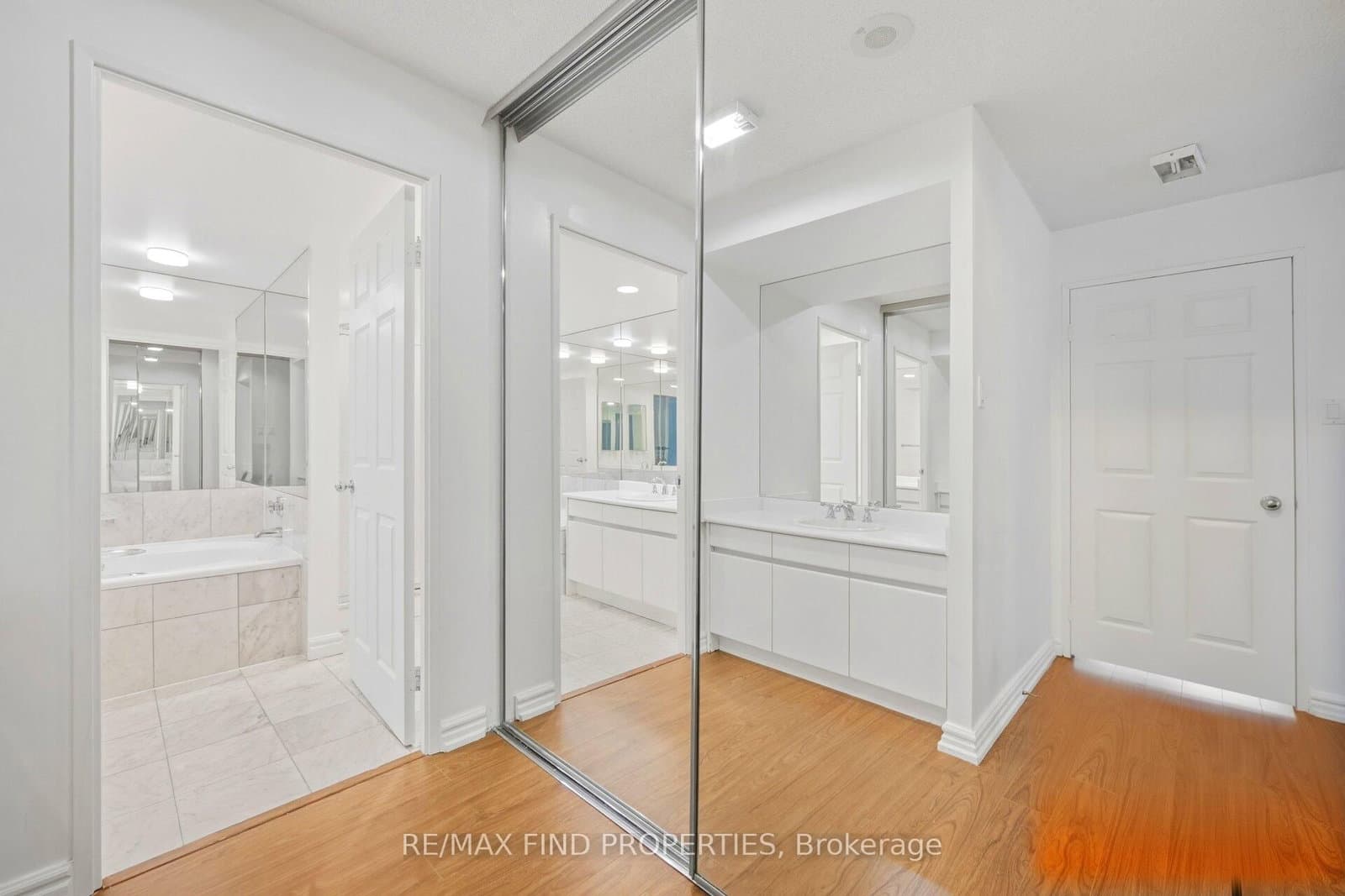 33 University Avenue, Unit 1203 thumbnail 31