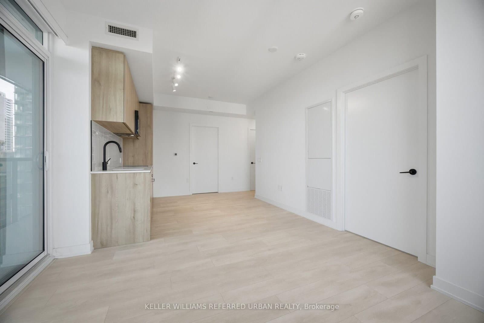 117 Broadway Avenue, Unit 1611 thumbnail 15