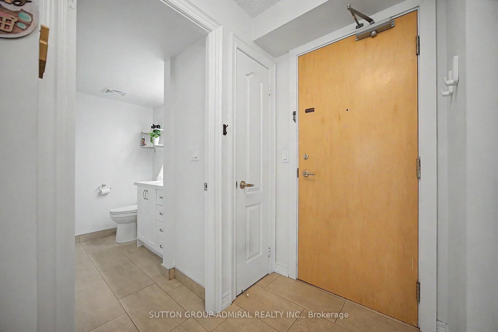 212 Eglinton Avenue, Unit 706 thumbnail 2