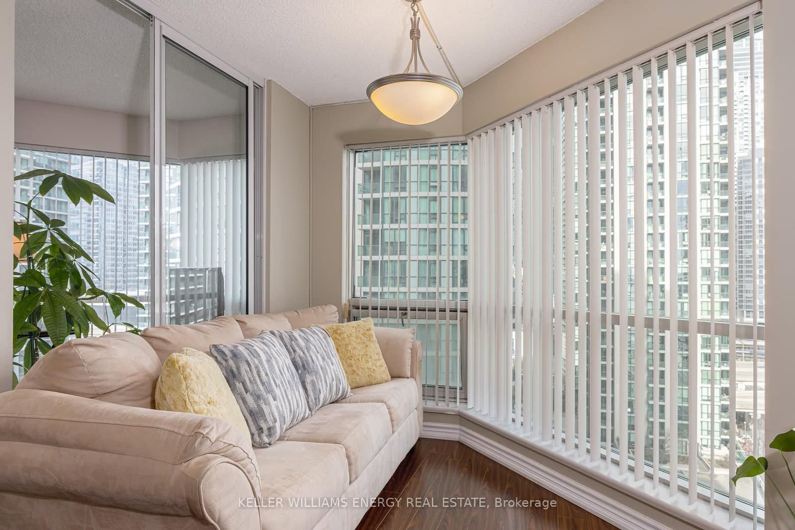 10 Yonge Street, Unit 1604 thumbnail 9