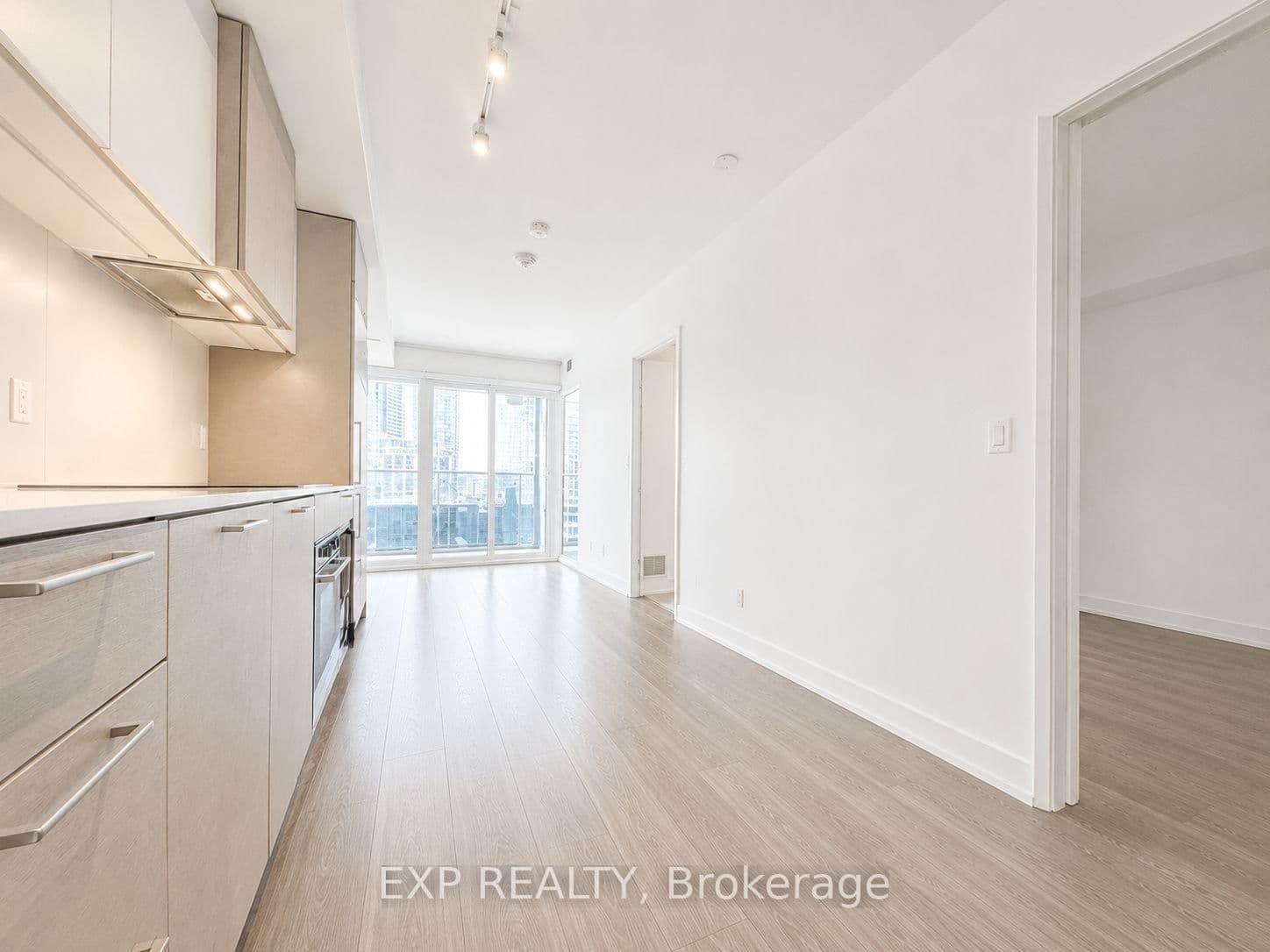 19 Western Battery Road, Unit 811 thumbnail 8