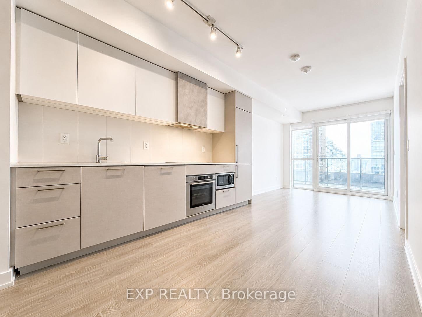 19 Western Battery Road, Unit 811 thumbnail 9