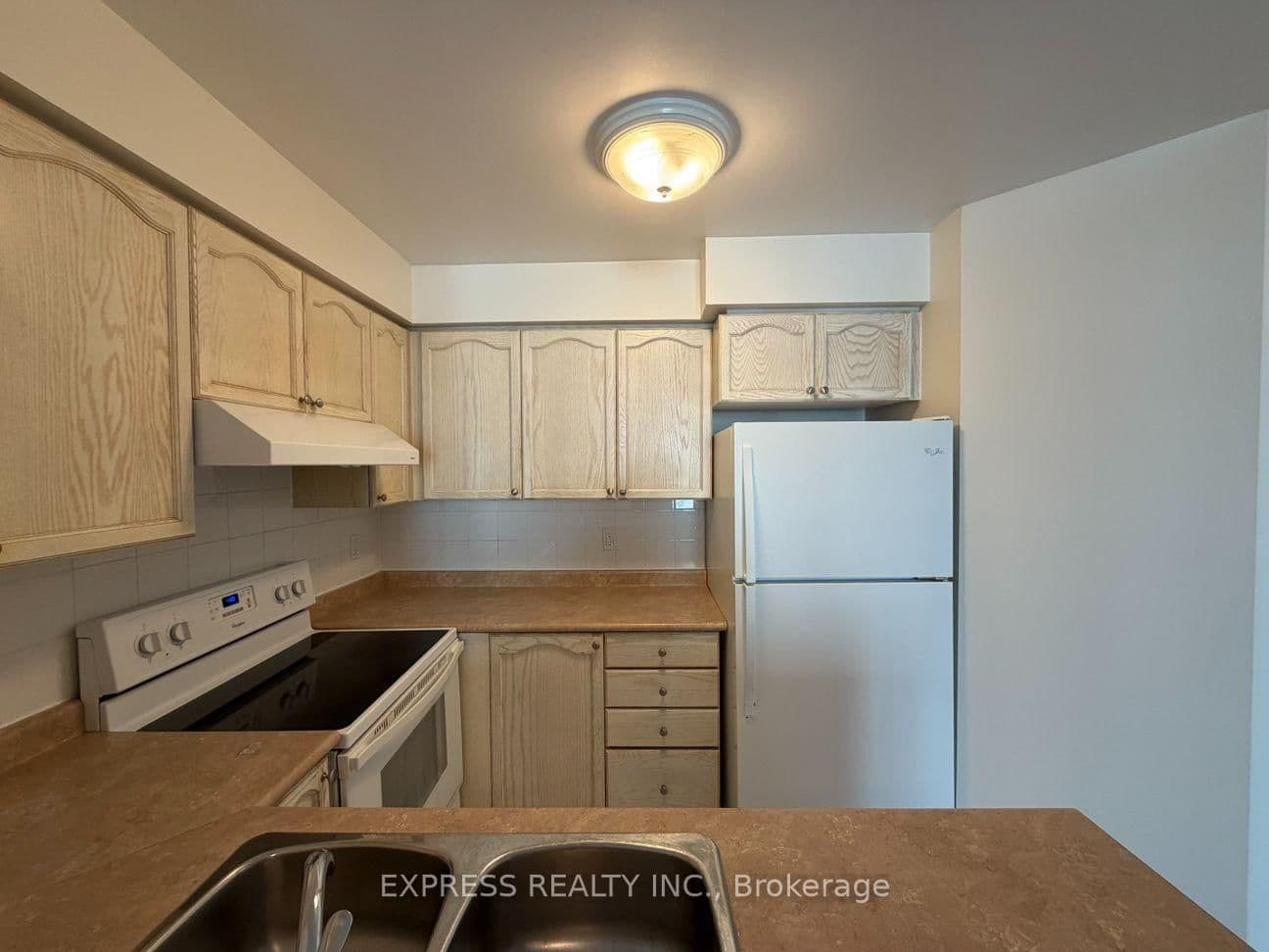 29 Pemberton Avenue, Unit 906 thumbnail 3