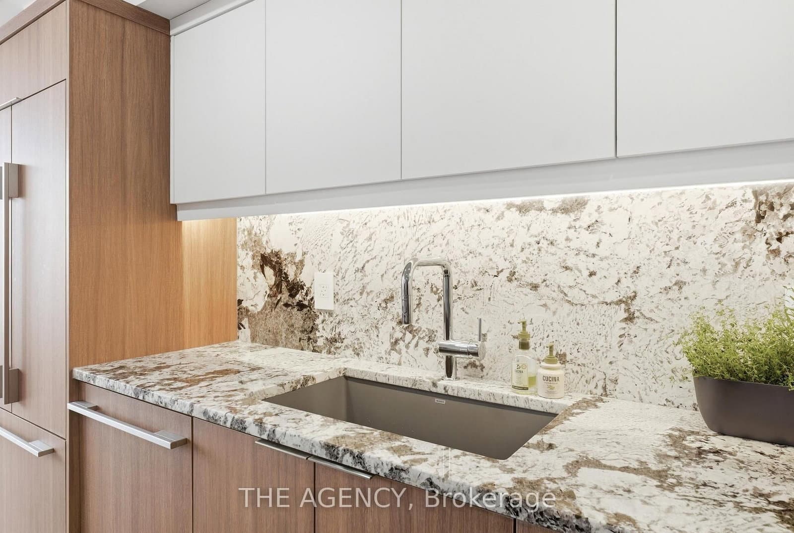 900 Yonge Street, Unit 902 thumbnail 16