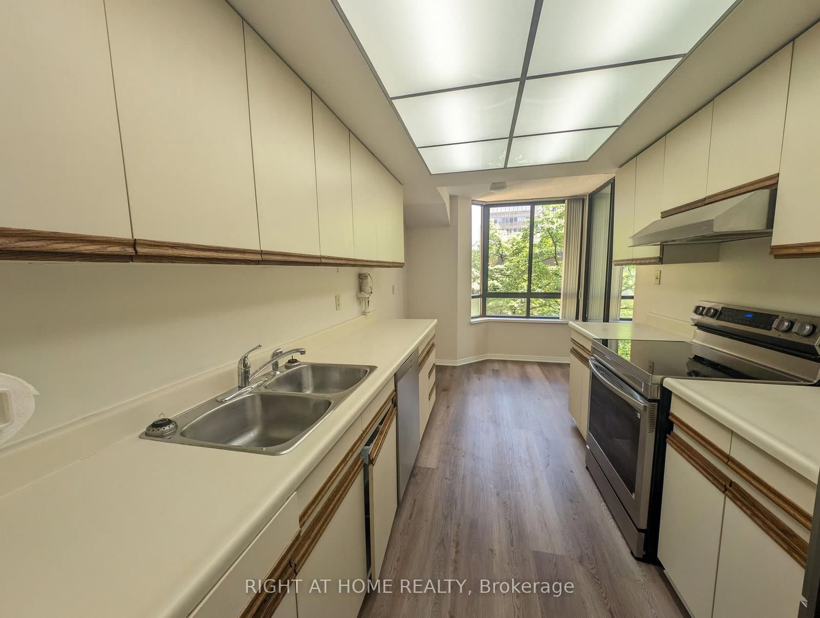 280 Simcoe Street, Unit 404 thumbnail 10
