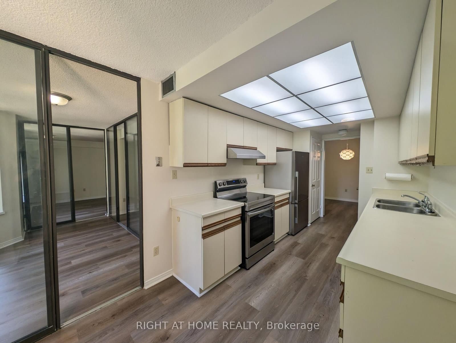 280 Simcoe Street, Unit 404 thumbnail 12