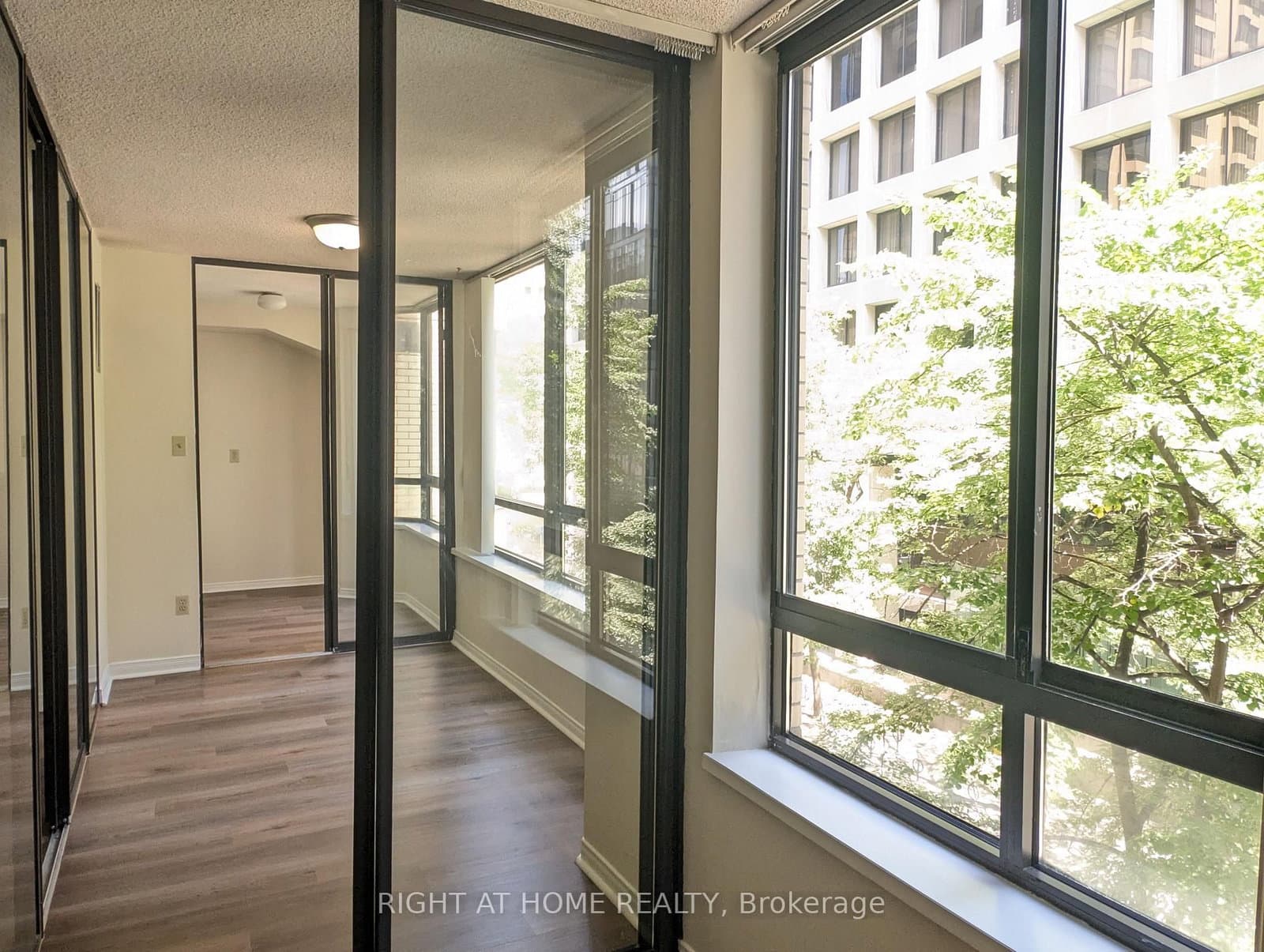 280 Simcoe Street, Unit 404 thumbnail 13