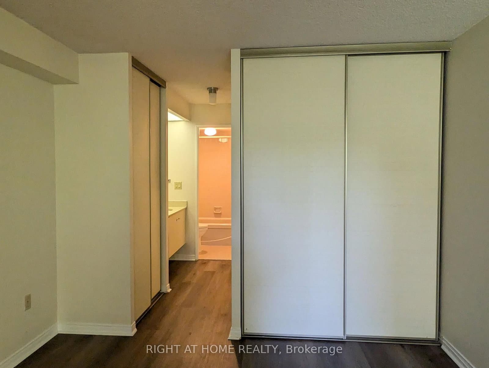 280 Simcoe Street, Unit 404 thumbnail 20