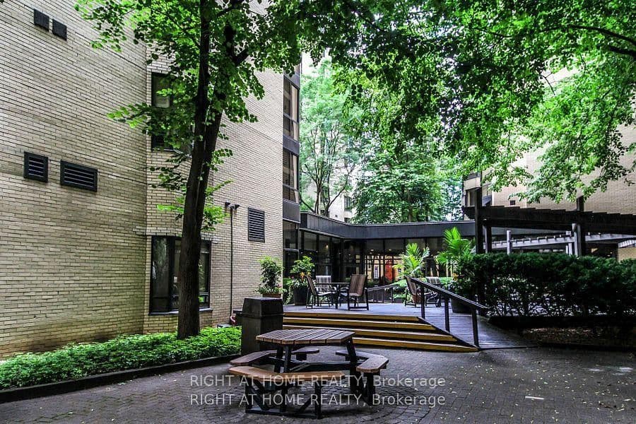 280 Simcoe Street, Unit 404 thumbnail 23