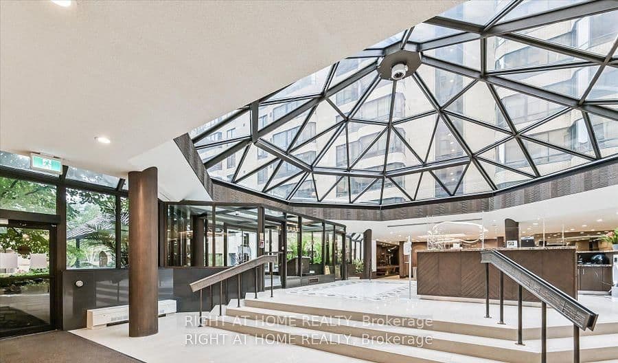 280 Simcoe Street, Unit 404 thumbnail 3