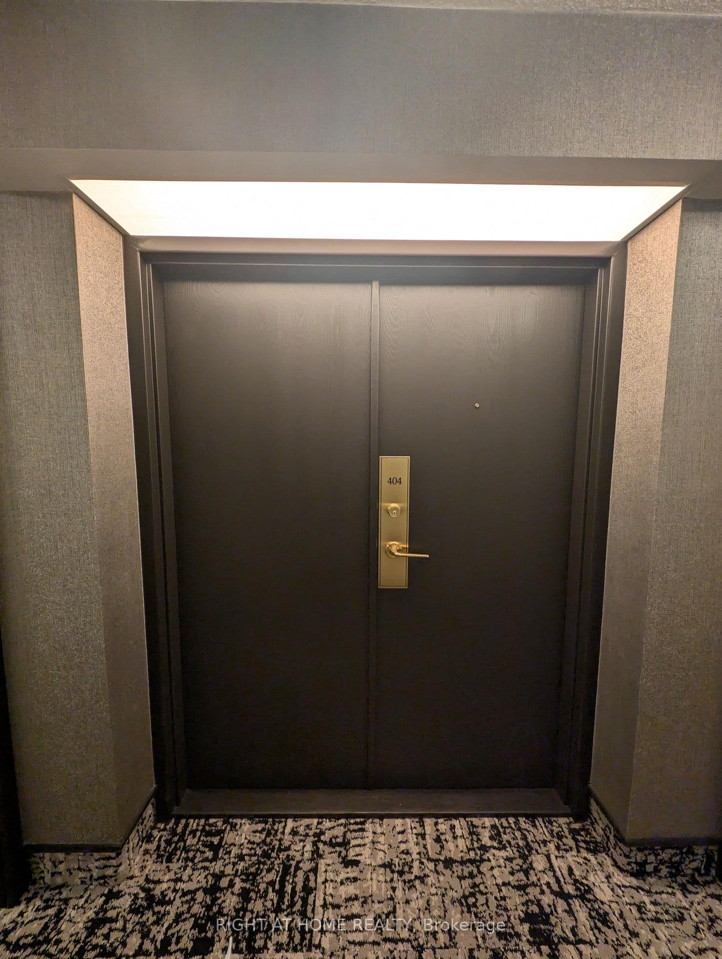 280 Simcoe Street, Unit 404 thumbnail 4
