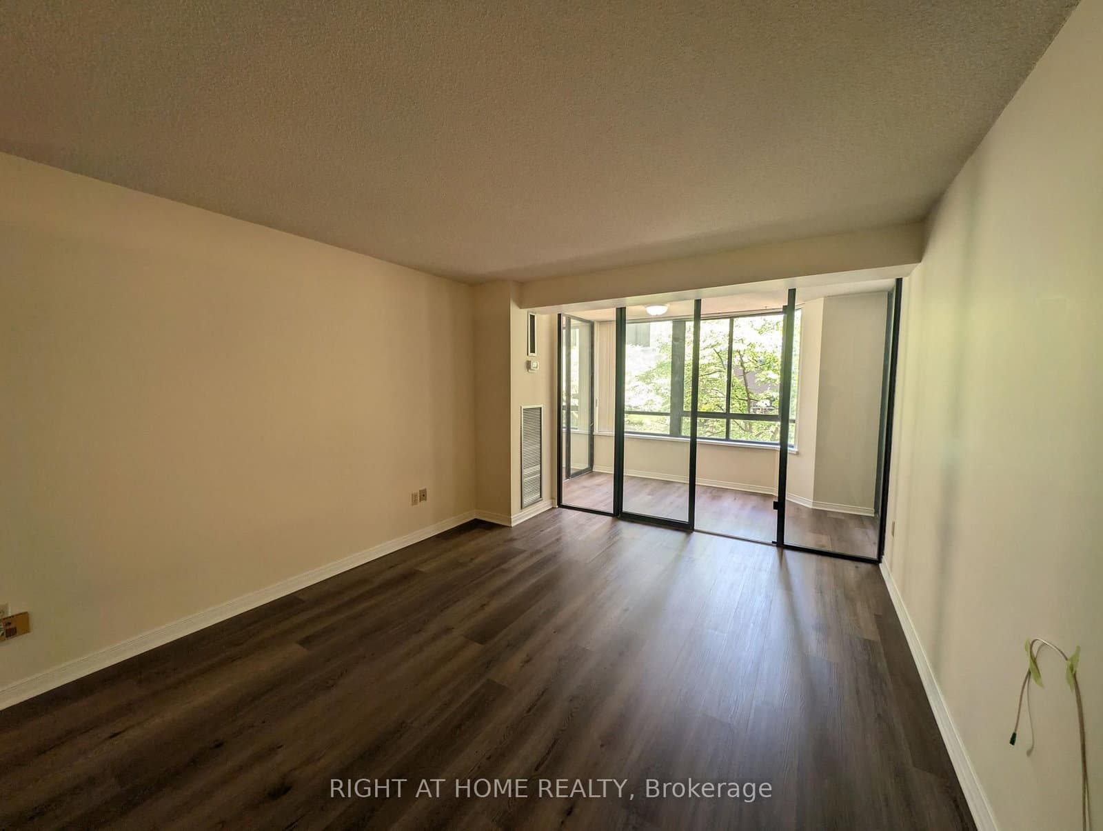 280 Simcoe Street, Unit 404 thumbnail 7