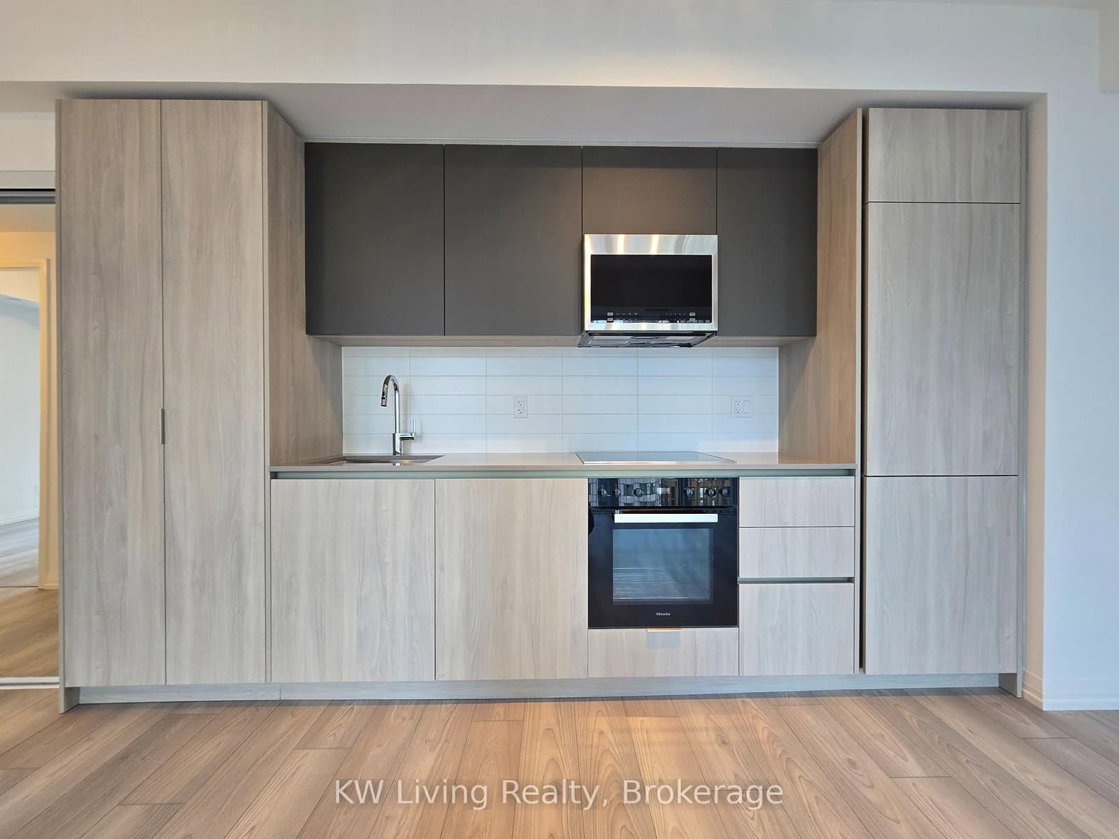 400 King Street W, Unit 1806 thumbnail 8