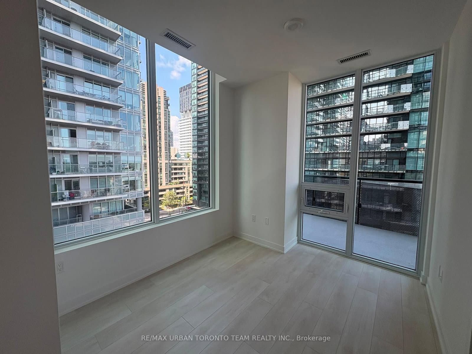 117 Broadway Avenue, Unit 903 thumbnail 4