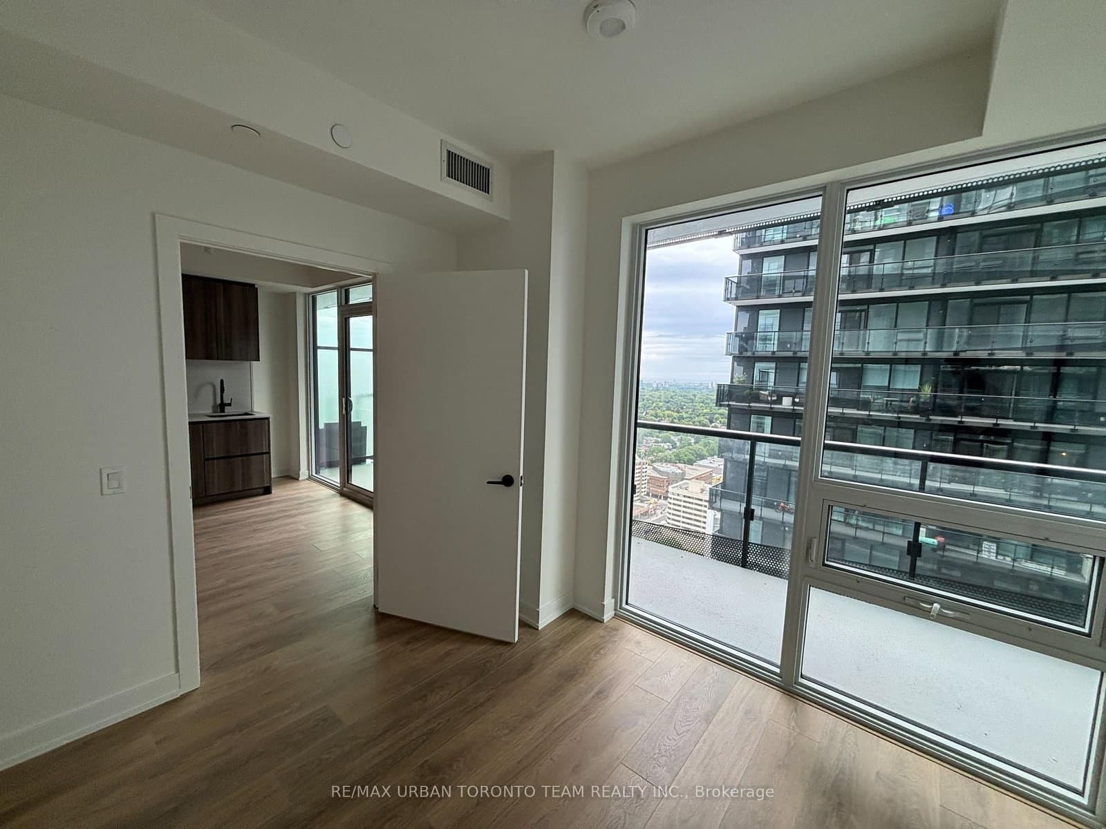 117 Broadway Avenue, Unit 3012 thumbnail 6