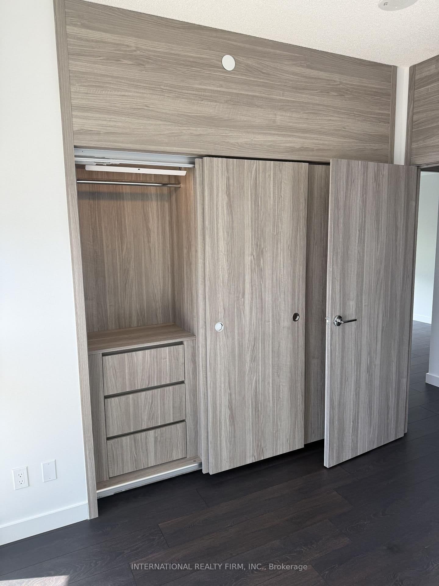 18 Esther Shiner Boulevard, Unit 1802 thumbnail 17