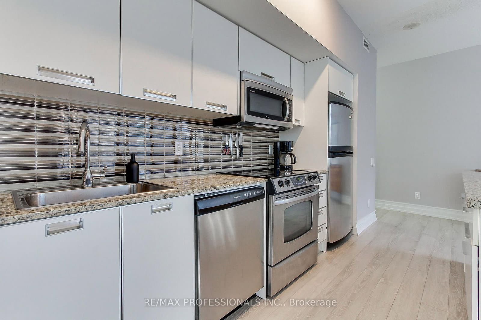 33 Charles Street E, Unit 710 thumbnail 10