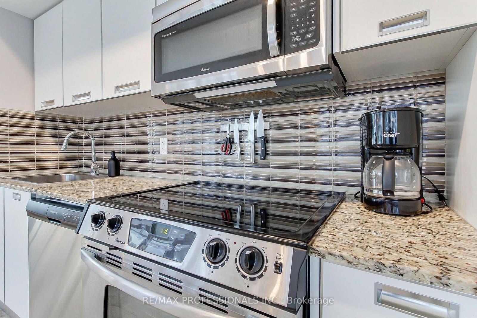 33 Charles Street E, Unit 710 thumbnail 12