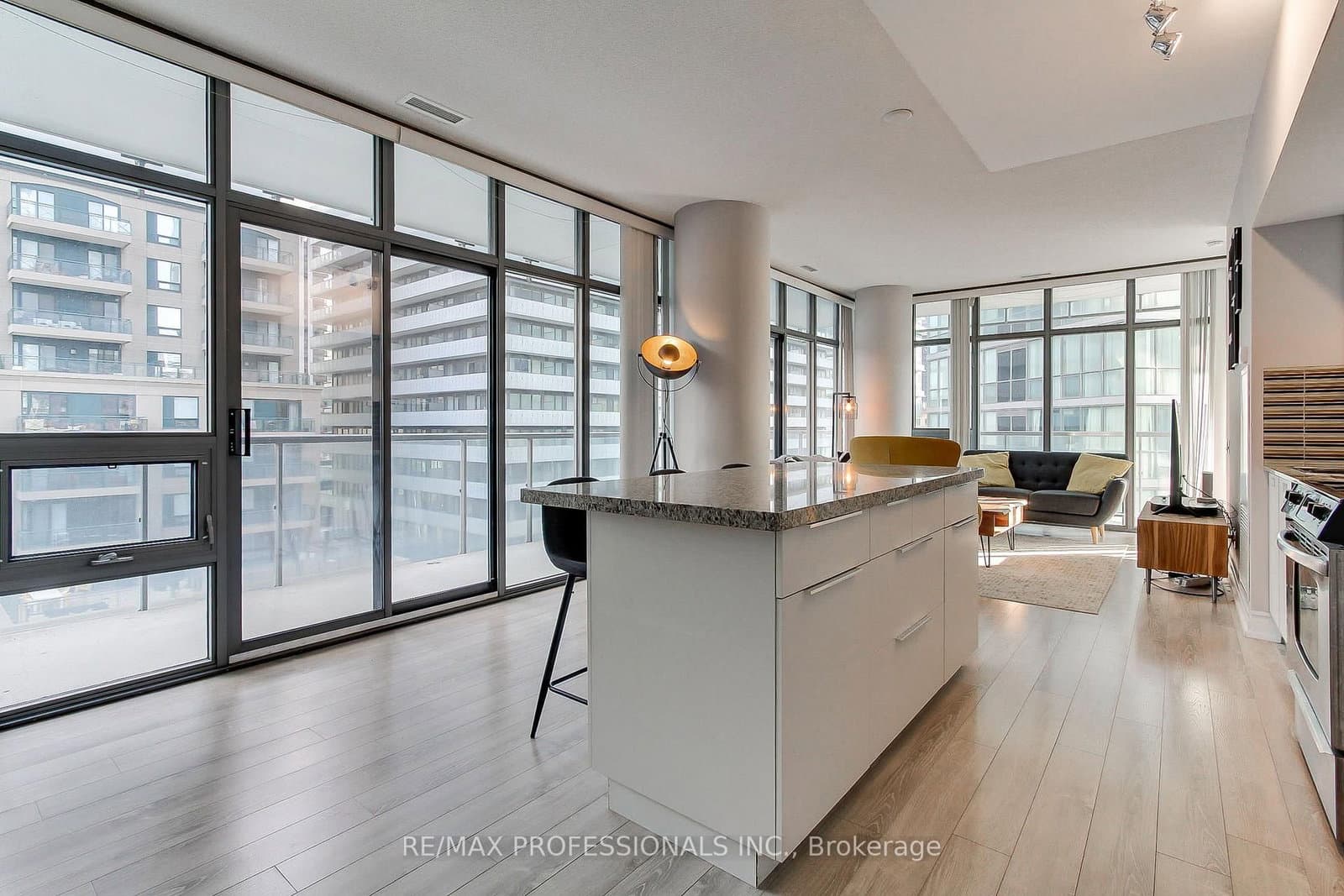 33 Charles Street E, Unit 710 thumbnail 14