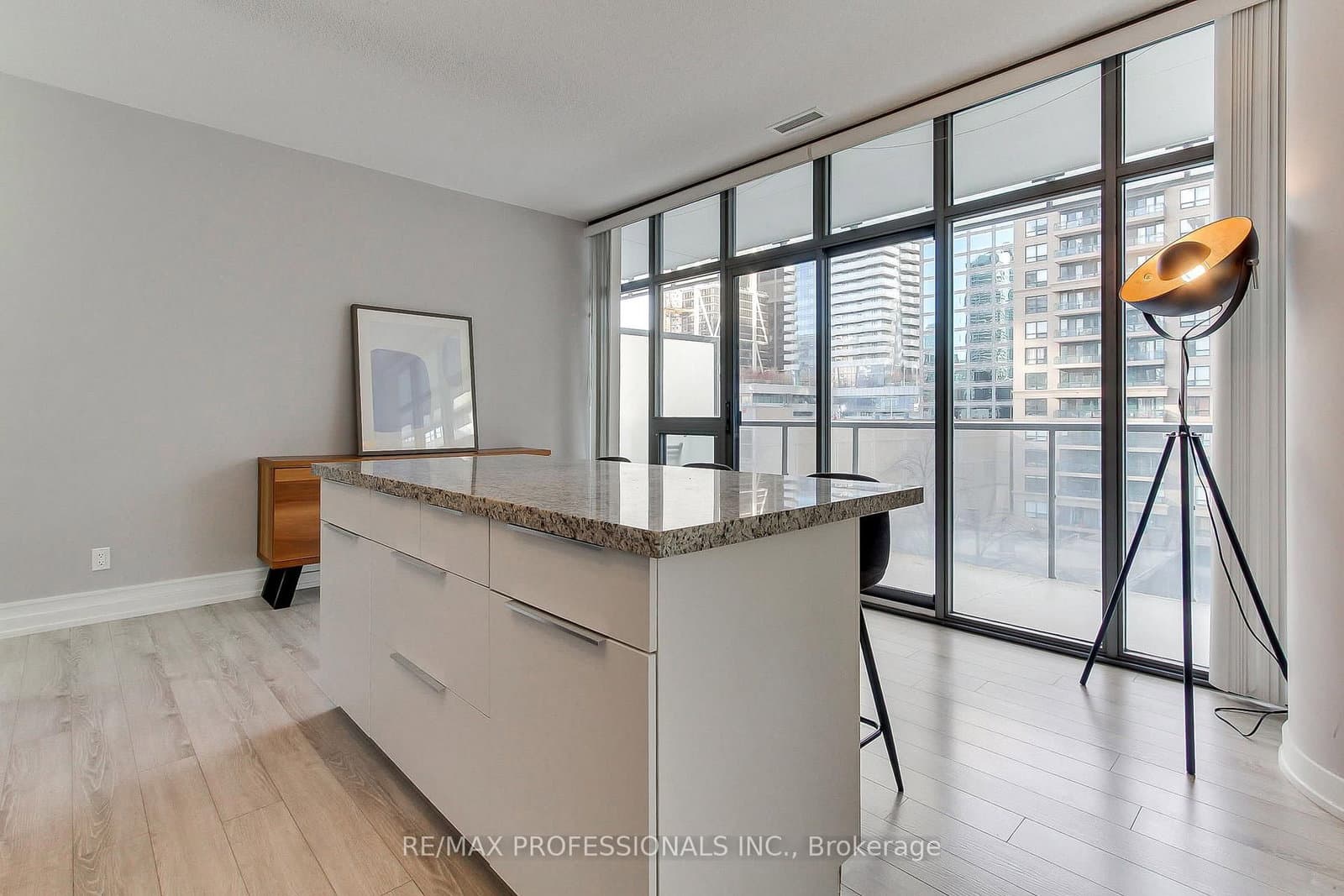 33 Charles Street E, Unit 710 thumbnail 15