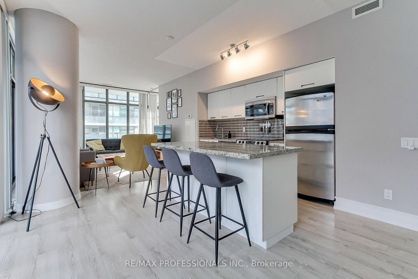33 Charles Street E, Unit 710 thumbnail 16