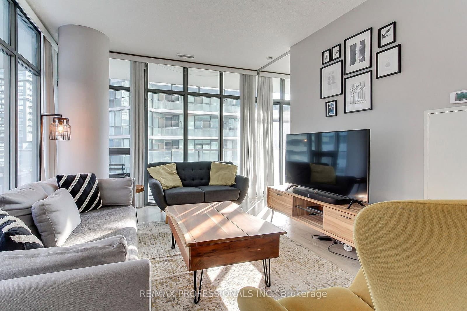 33 Charles Street E, Unit 710 thumbnail 17