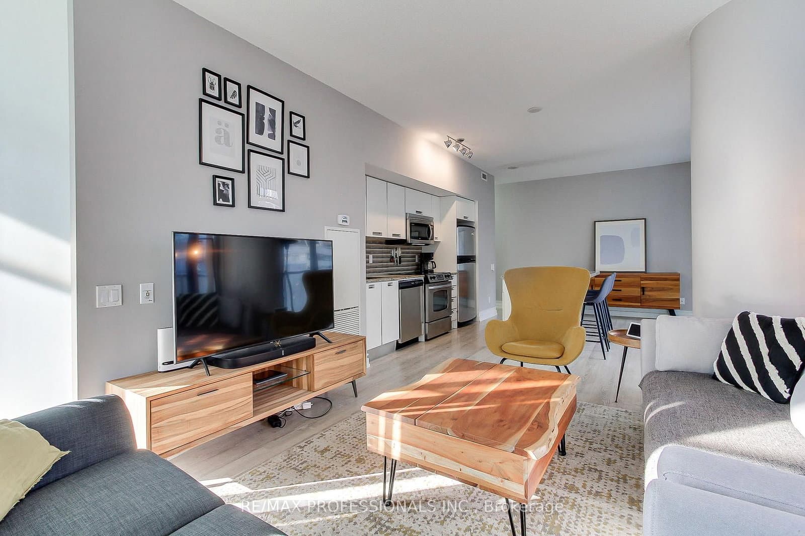 33 Charles Street E, Unit 710 thumbnail 19