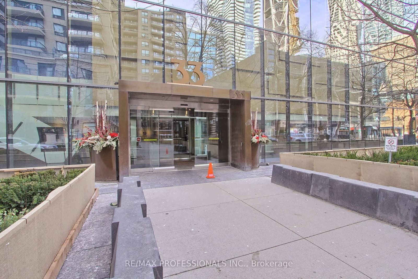 33 Charles Street E, Unit 710 thumbnail 2