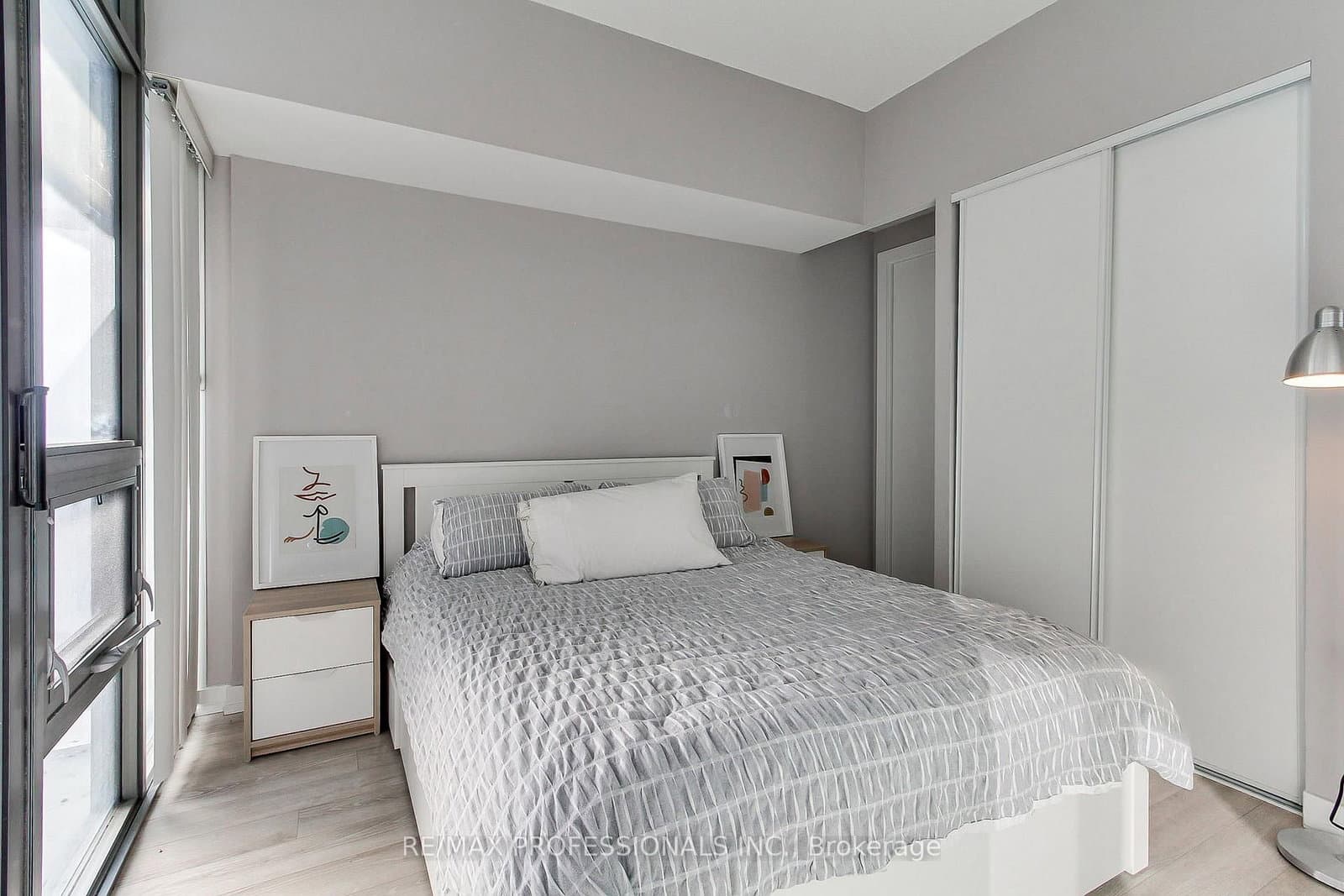 33 Charles Street E, Unit 710 thumbnail 21
