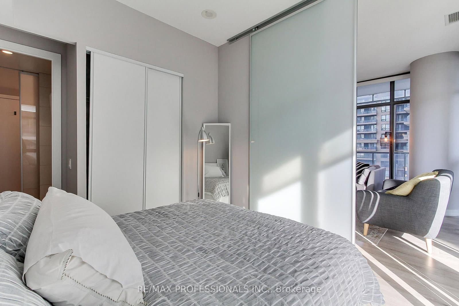 33 Charles Street E, Unit 710 thumbnail 22