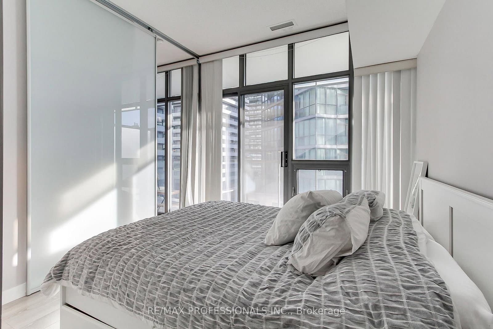 33 Charles Street E, Unit 710 thumbnail 23