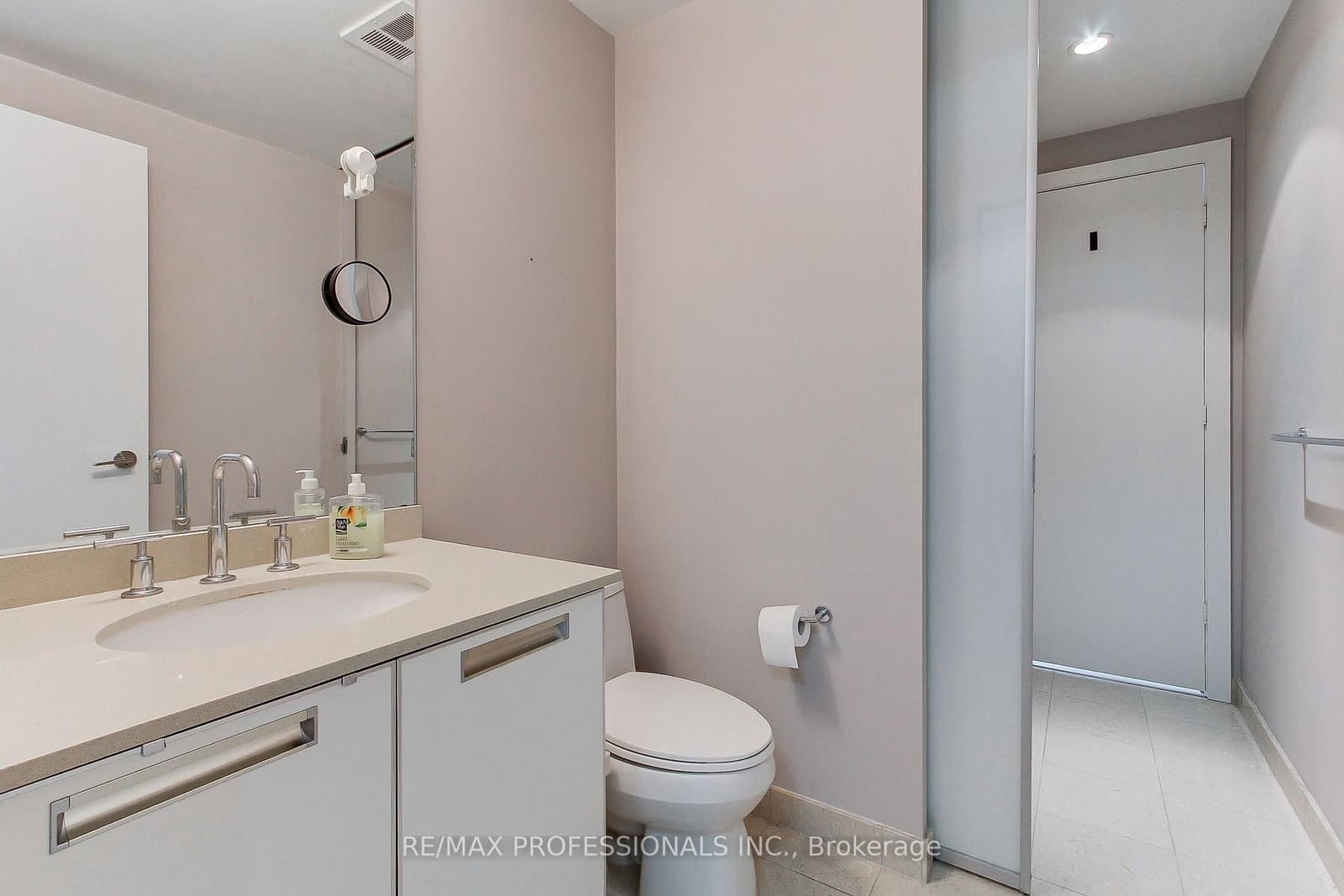 33 Charles Street E, Unit 710 thumbnail 26
