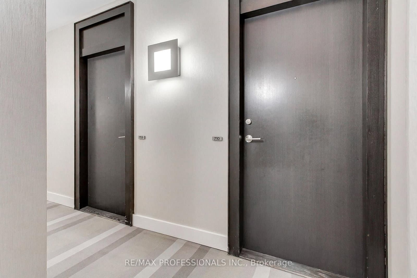 33 Charles Street E, Unit 710 thumbnail 5
