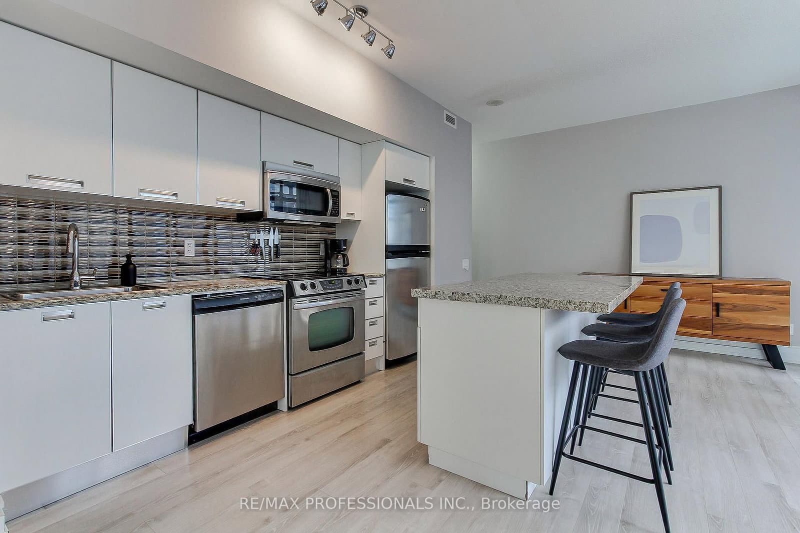 33 Charles Street E, Unit 710 thumbnail 9