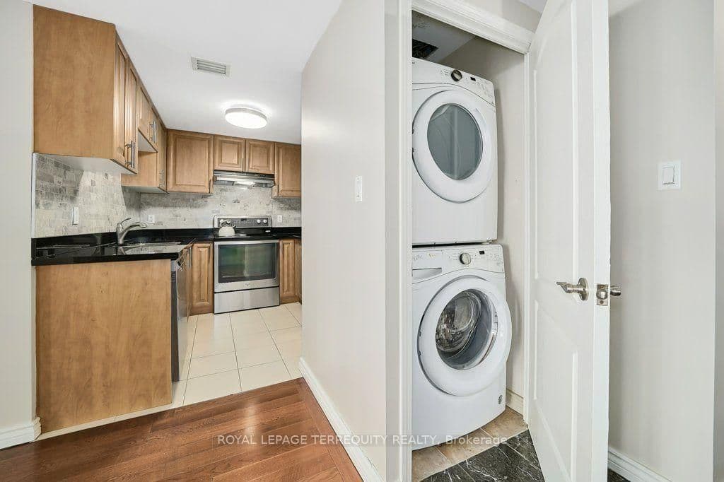263 Wellington Street W, Unit 903 thumbnail 12
