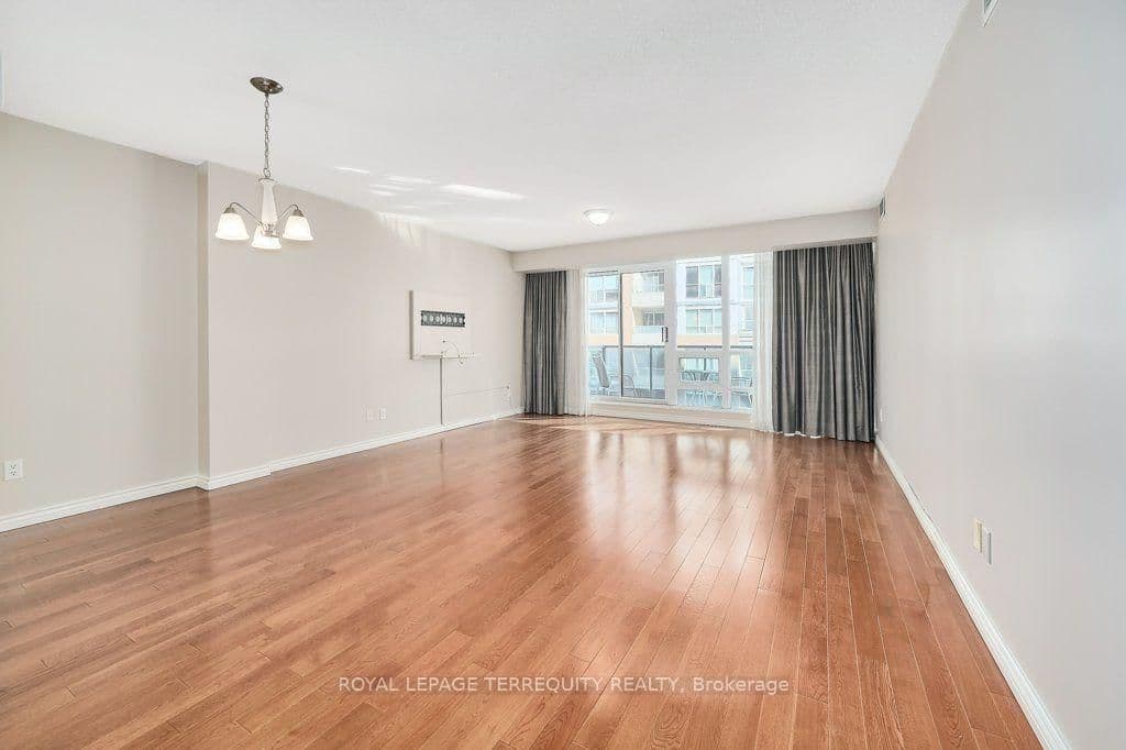 263 Wellington Street W, Unit 903 thumbnail 15
